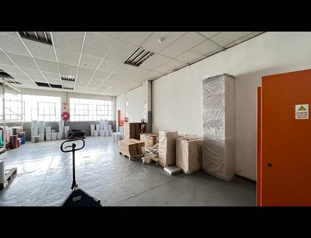 1,660M² WAREHOUSE FOR SALE IN VILLAGE DEEP